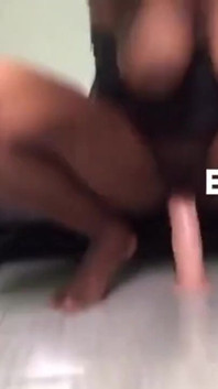 Aku lagi asik ngentot dildo ukuran 13 inci dengan memek mungilku