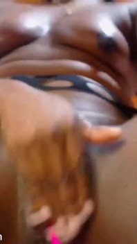 Aku lagi asik nyepong dildo sambil ngusap memek hitamku dengan ganas