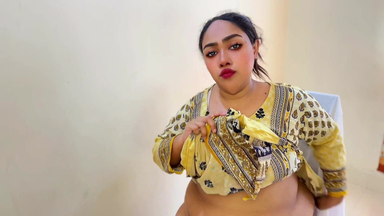 Aria Mia: Tailor neukte Ayesha tante met grote kont - Desi tante met...
