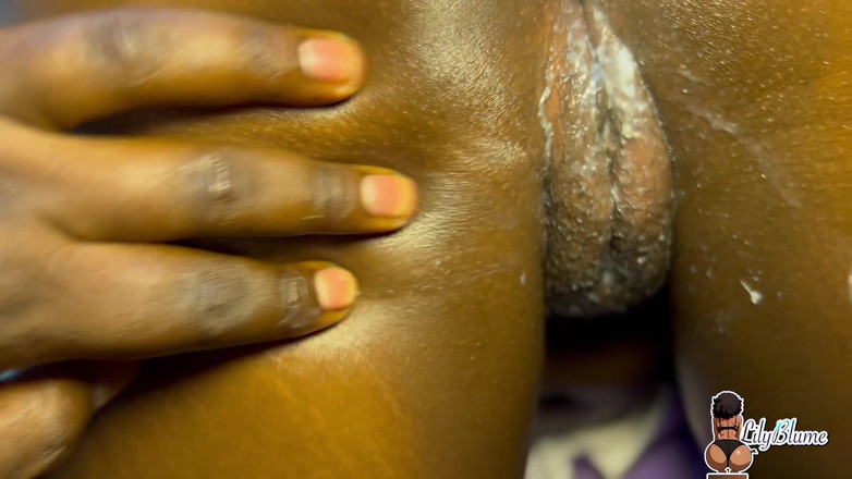 Afrocummy: 大屁股继妹在上大学前被干，她会迟到的！