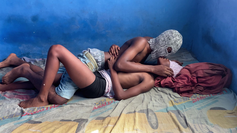 Savage Innocent69: Üvey kız kardeşim beni ziyaret etti ve bu tam video...