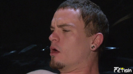 Gay Diaries: Un tip tatuat cu pula cu piercing se alege cu...