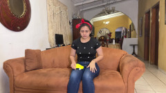 SugarPose: Jasmine Pulisce La Casa Con La Fessura Del Culo Esposto