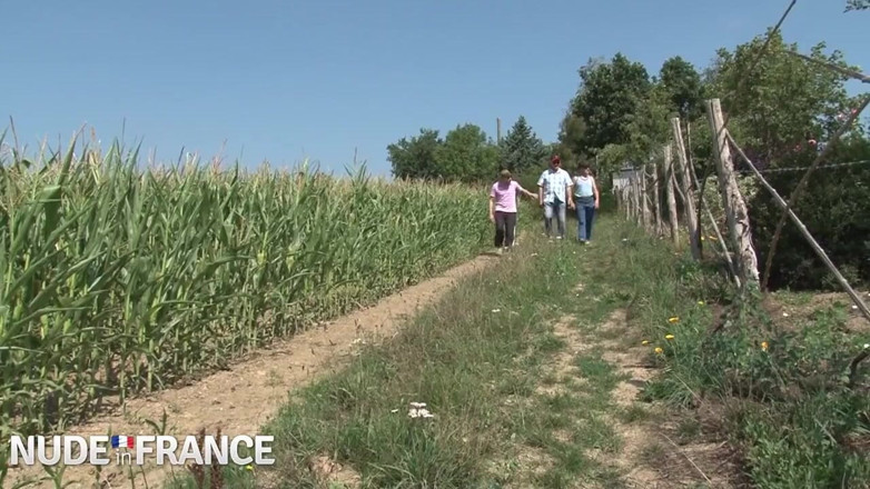 La France a Poil: Nudystka brunetka uprawia seks grupowy na zewnątrz