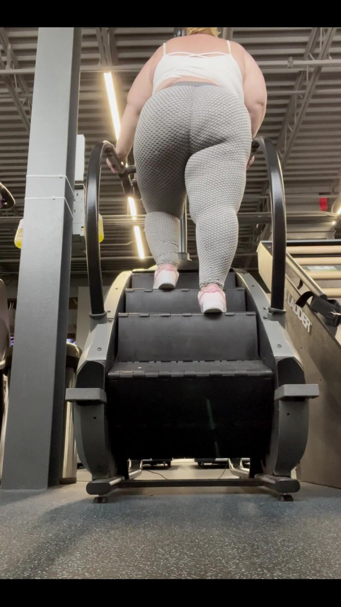 Miss Pink Plush: Kamu mau bantu nglatih aku di gym atau malah nonton...