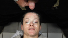 Dirty Dees: Cewek itu punggung dan wajahnya dicrot sperma banyak banget