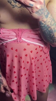 Chica trans se muestra en el espejo con su gran polla