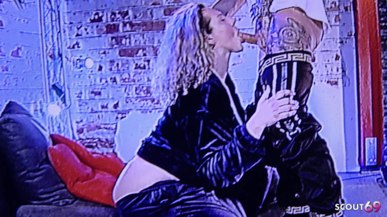 Scout69: Nemțoaică matură mare și frumoasă cu forme cu fundul uriaș seduce...