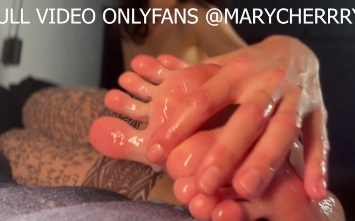 Mary Cherry: उत्तेजित बेब अपने पैर चोदती है