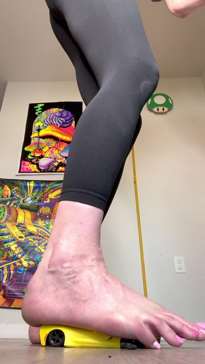 Peppermint Giantess: Esmagando um carro modelo com meu tamanho 16 pés