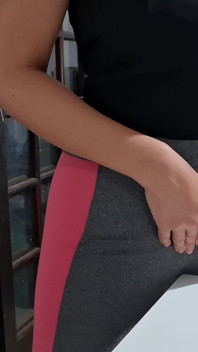 Cewek sange ini lagi asik masturbasi memeknya di atas meja sama tetangganya sendiri