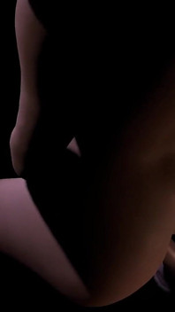 Une belle fille pulpeuse chevauche un gode dans le noir