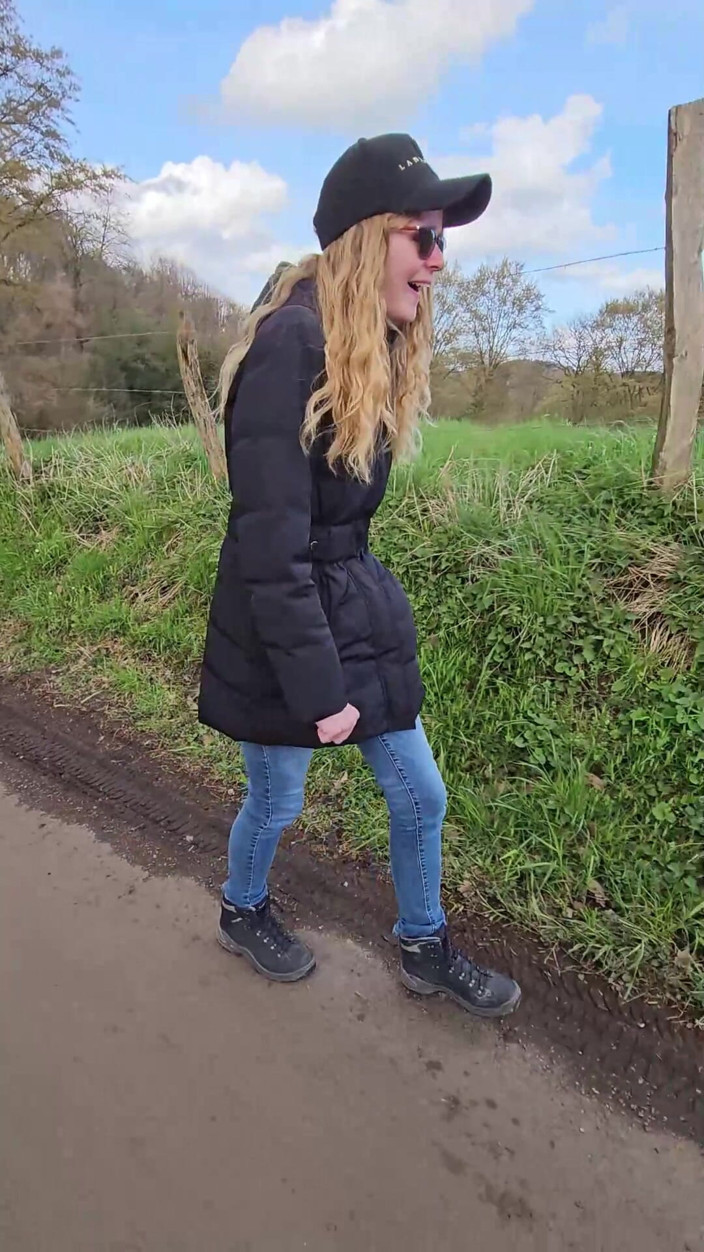 Bikergirl_97: Het promenad med kärleksbollar i fitta!