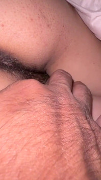 夜は彼女とセックスすると、彼女は興奮してアナルセッションを頼みます