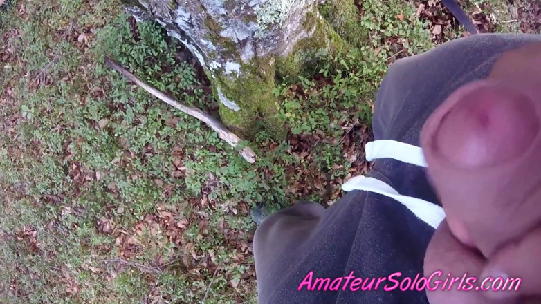Amateur Solo Girls: Rijpe man kijkt toe hoe meisje masturbeert in het bos