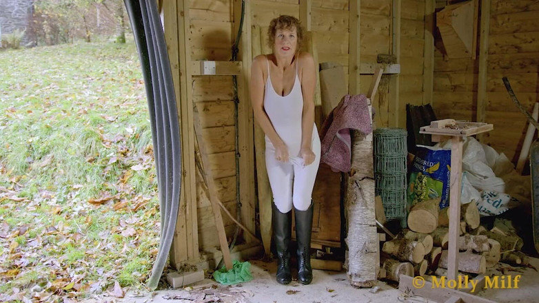 Molly MILF: Caliente madura Molly milf en su apretado sexy jodhpurs