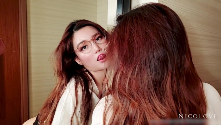 NicoLove: Nico Love dengan cermin mata dikongkek dari belakang dan memancut...