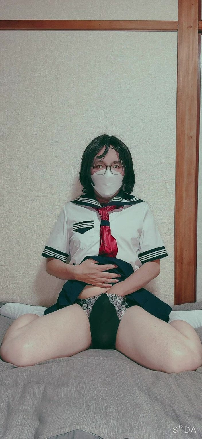 Madoka: Ladyboy yang lagi asik masturbasi dengan baju pelaut