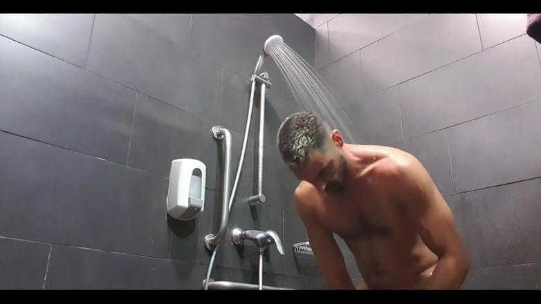 Sensualmassage: After the gym, a good shower and good cum
