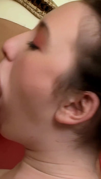 Gorąca brunetka nastolatka z ładnymi cyckami i majtkami jebanie przez Hard Cock
