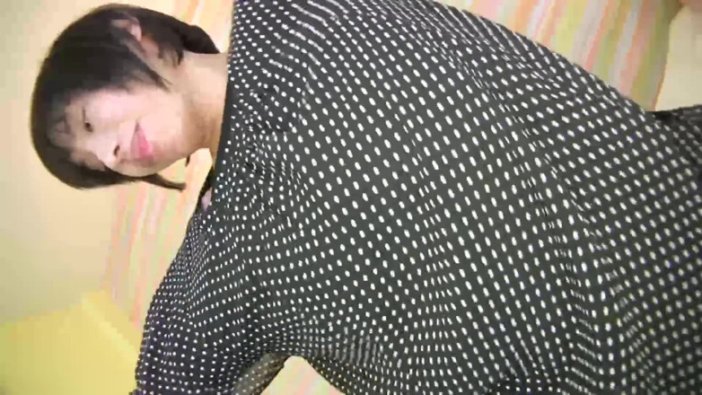 Asian Mature Climax: Asiatică agățată futută cu degetul pe pat