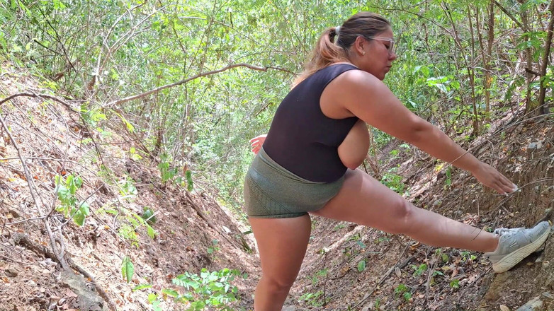 SugarPose: Awek montel Latina bersenam di luar rumah dengan teteknya keluar