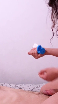 Roman bị còng tay trên giường, trêu chọc, đánh đòn và cưỡi mạnh bởi Sinea!