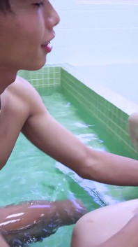 Des amis nus dans le bain ensemble