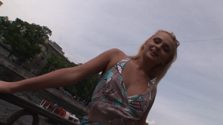 European fresh porn: Cewek hot rambut pirang ini pamer badan dan kencing di...