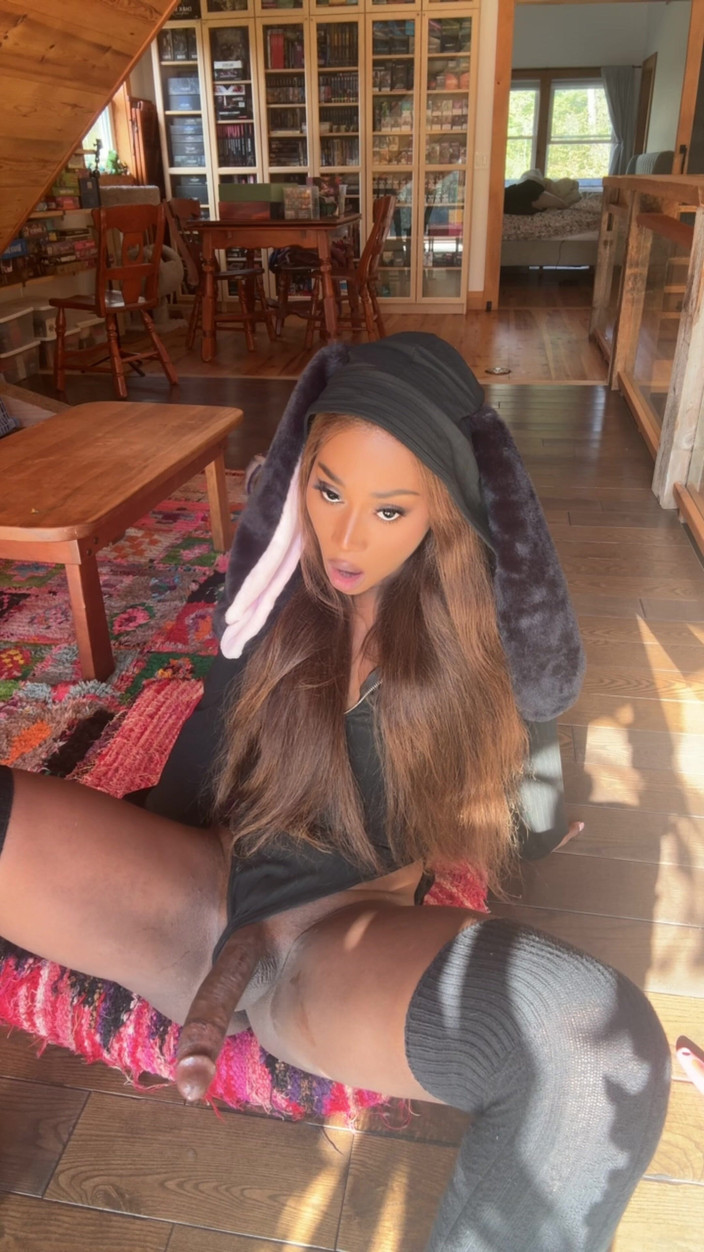 Vanniall: Big dick trans bunnygirl går av