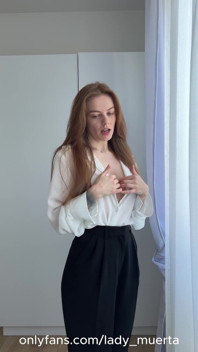 JOI la segretaria milf biricchina torna lentamente a casa, fa uno spogliarello e ti fa venire (dice)