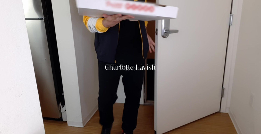 Charlotte Lavish: Charlotte succhia il cazzo del ragazzo della pizza
