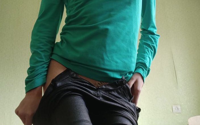Lesbian-candys: Studentă curvă se masturbează în Biroul de Geografie când nimeni nu...