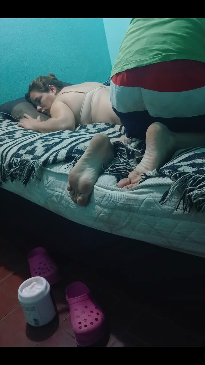 Fitcure1: 用奶油按摩直到她裸体