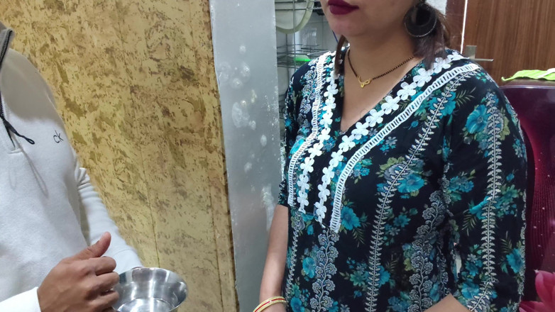 Hornycouple149: chini mangne ke bahaane parosi ki bhaabhi ko bare stanon...