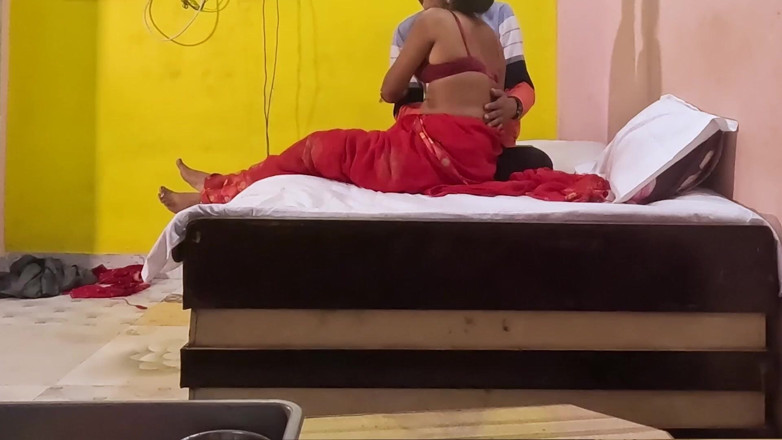 Hot Girls Indian: Hete Bhabhi in een rode Saari geneukt in verschillende stijlen