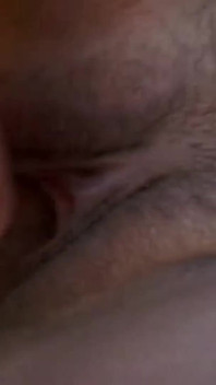 Pareja cachonda follando al final de una playa