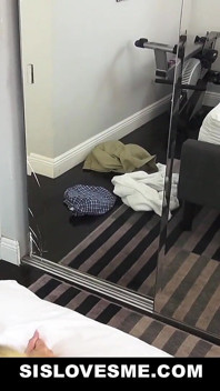 Nevlastní sestra s velkým zadkem souhlasí, že se podělí o postel se svým nadrženým nevlastním bratrem