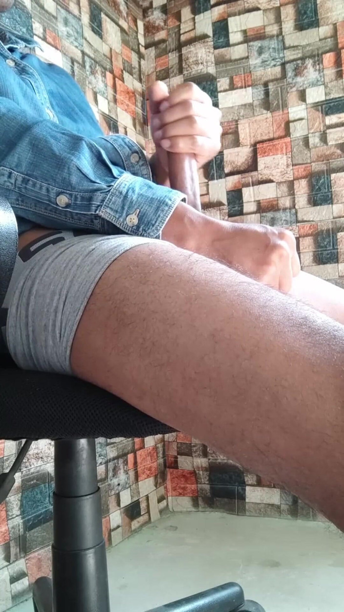 Hornyboy2058: Lelaki panas di Boxers merintih dengan kuat dan mengusap zakarnya...