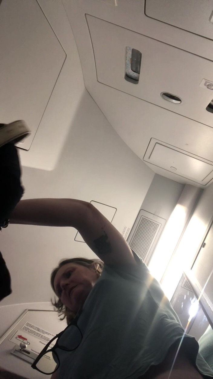 MistressWriggler: Ogromny Sikanie W Samolocie Po Trzymaniu Go Przez Cztery Godziny!