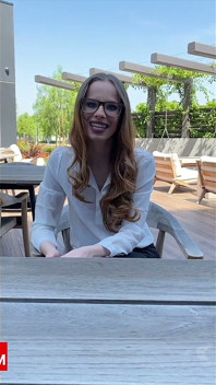 Siyah çoraplı gözlüklü kızla uzun boylu Asyalı adam otel sahnesi