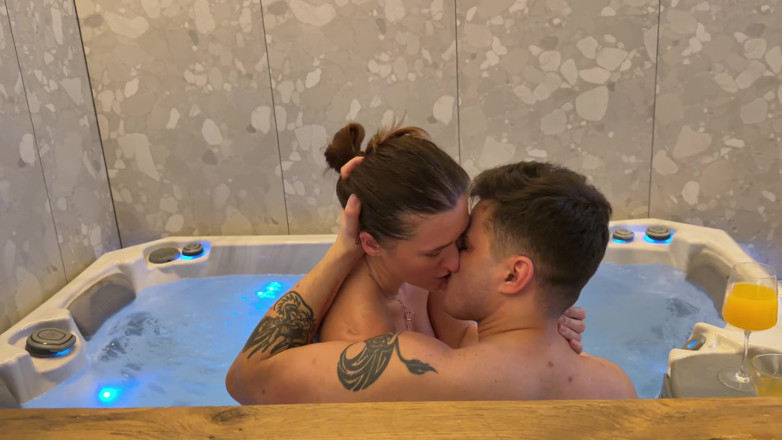 Mintaxxx69: Wife Getting Hot in Jacuzzi with Another Guy, Deep Throat,...