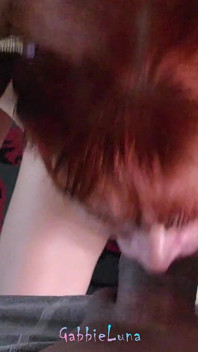 Nepid Rothaarige Gabbie Luna Lutscht Einen Großen Schwanz, Um Milch Zu Nehmen.