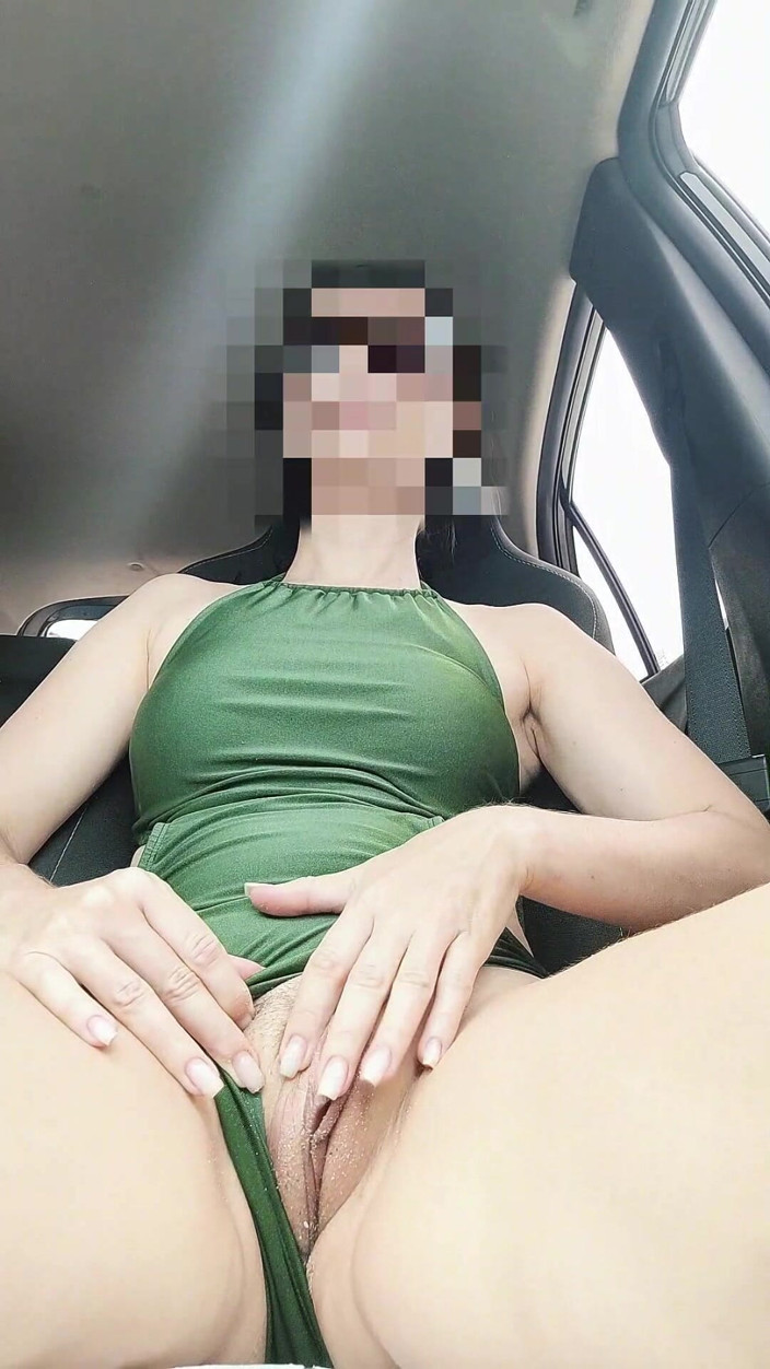 isabellacayenne: Hot MILF Masturbating in the Car!