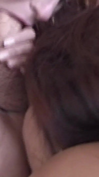 Bu iki kaltak bu delikanlıyı sikip onunla eğlenme şansını yakaladı