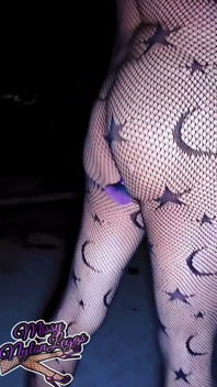 Missynylonleggs - ondeugende sissy tgirl plaagt in visnetten