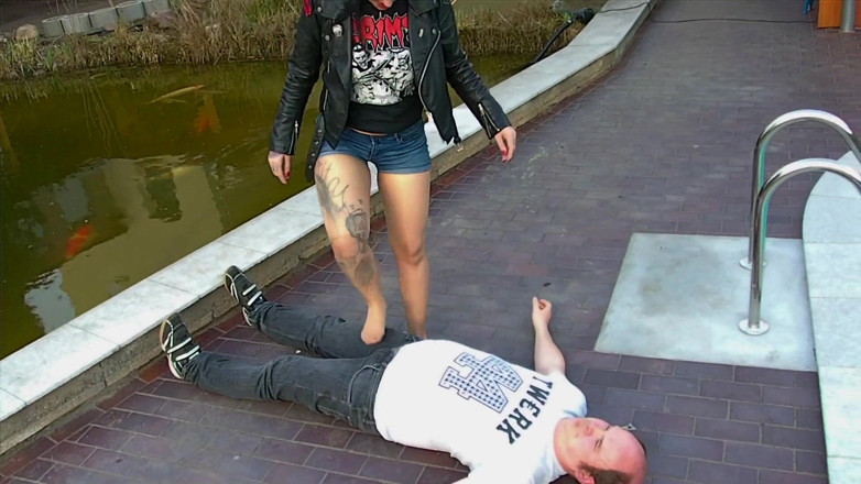 Domina Lady Vampira - SM Studio Femdom Empire: Bertelanjang kaki kasar