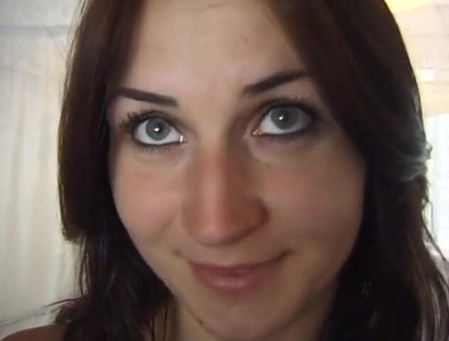 Gazongas: Sexy brunette krijgt haar grote tieten bespoten met lading