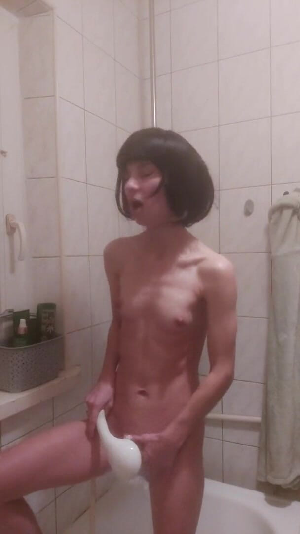 Wet Pussy Fuck: A Polish Teenager Masturbates in the Shower with Loud Orgasm