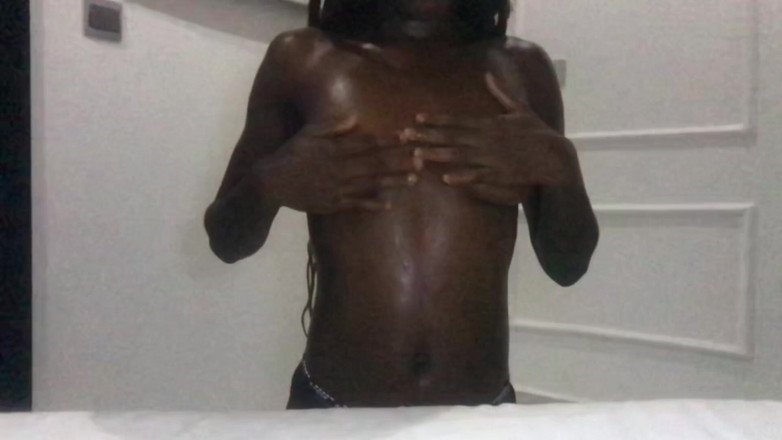 Browngurl234: Pürüzsüz yağlanmış zenci dik küçük memeler masaj yavaş şehvetli bakış açısı...